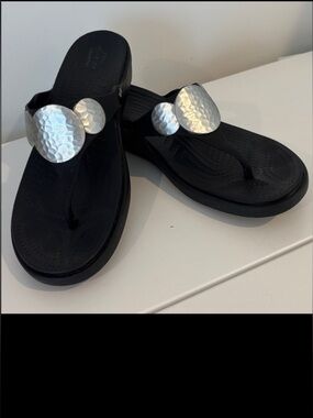 CROCS Sanrah hammered circle wedge sandals black silver dual comfort size 10